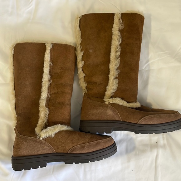 UGG Boots - Picture 1 of 8